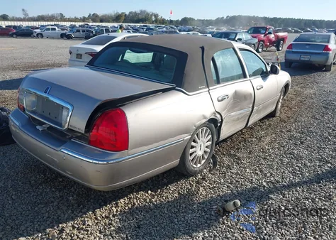 2003 Lincoln Town Car Executive z USA, uszkodzony, nr VIN 1LNHM81WX3Y636578